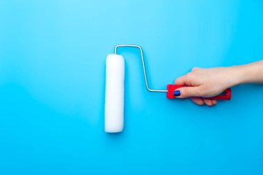 Yakın çekim güzel kadın el bir fells tutan