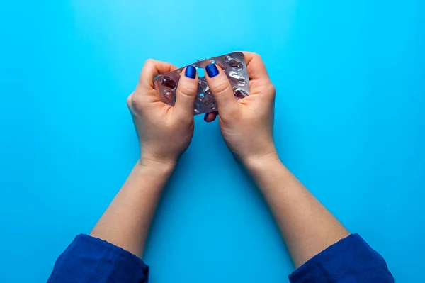 Primer plano hermosas manos femeninas con manicura azul — Foto de Stock