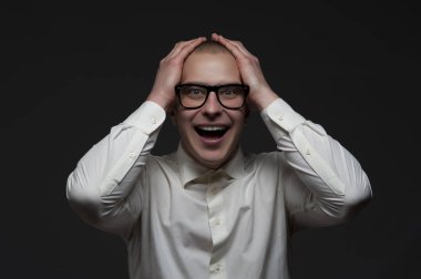 Mutlu neşeli genç adam yöneticisi