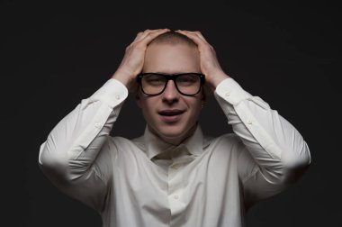 Resmi kıyafetler içinde depresif işadamı