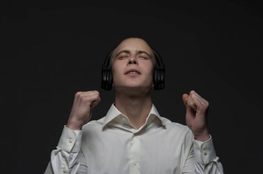 Genç öğrenci çocuk bir şarkı dinler