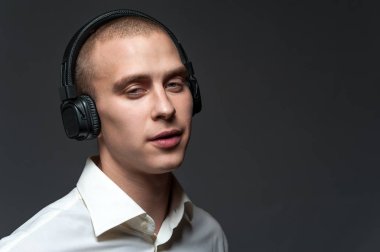 Kulaklık ile gülümseyen neşeli genç adam