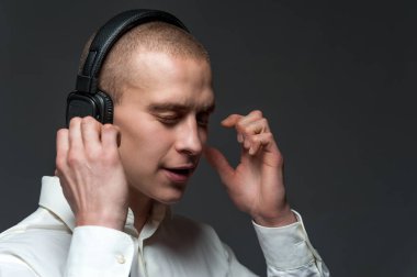 Kulaklık ile gülümseyen neşeli genç adam