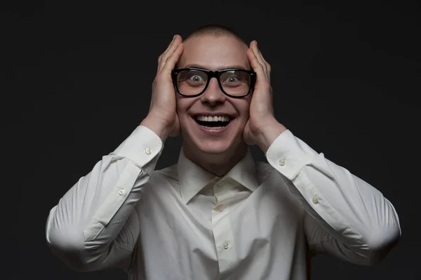 Ο ευτυχισμένος νεαρός επιχειρηματίας γελάει — Φωτογραφία Αρχείου