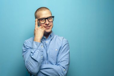 Genç yakışıklı adam ofis yöneticisi