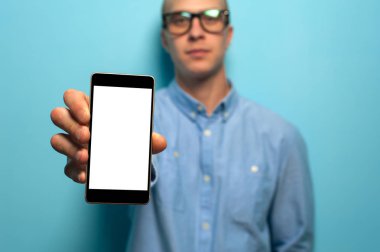 Hipster adam akıllı telefon tutan