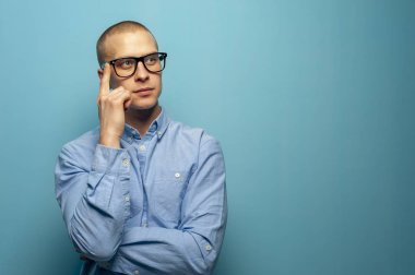 Genç yakışıklı adam ofis yöneticisi