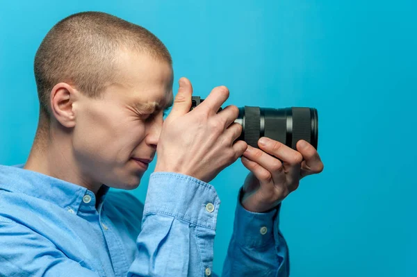 Fotógrafo masculino examinando sua nova câmera — Fotografia de Stock