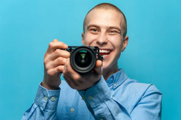 Positif pria dalam gaya pakaian fotografer memegang kamera — Stok Foto
