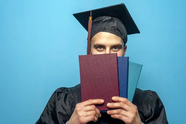 Απόφοιτος άνδρας μαθητής φορώντας μαύρο μανδύα και μορταρίδα — Φωτογραφία Αρχείου