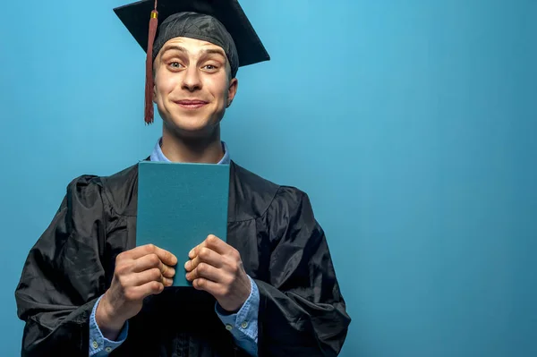 행복한 쾌활한 대학원 남자 들고 푸른 졸업장 — 스톡 사진