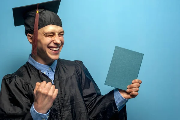 Absolwent z okularami trzyma dyplom — Zdjęcie stockowe