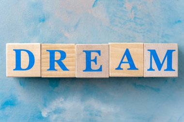 Mavi masada kelime Dream ile ahşap küpler.
