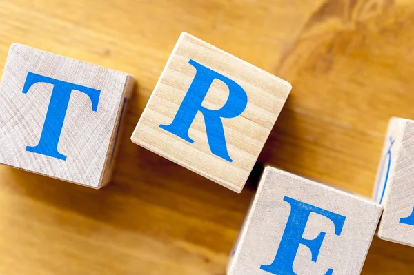 Cubes en bois avec lettres T R E sur la table . — Photo