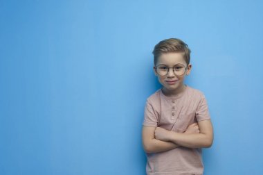 Gözlüklü küçük tatlı ilkokul çocuğu.