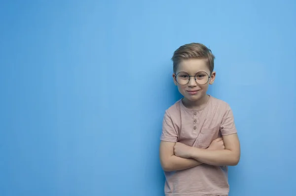 Trochę słodkie szkoły podstawowej chłopiec w okulary — Zdjęcie stockowe