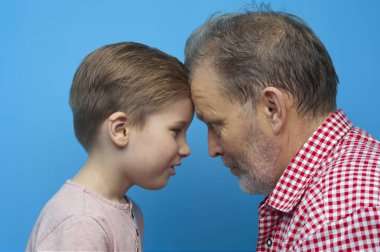 Büyükbaba ve torununa yakından bak.