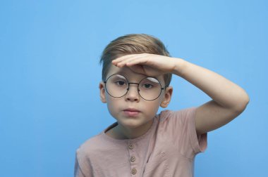 Gözlüklü şirin bir çocuğun portresi.