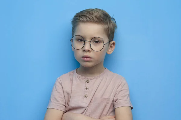 Little cute boy w okularach stwarzających starannie — Zdjęcie stockowe