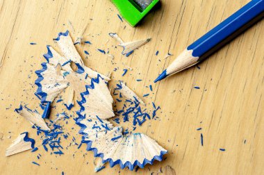 Parlak mavi kalemin yakın çekim sadece keskinleştirilmiş