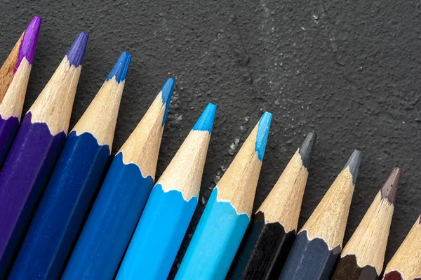 Närbild klarslipade blyertspennor av blå nyanser — Stockfoto