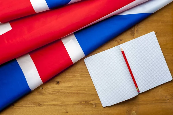 Vista superior de la bandera de Gran Bretaña se encuentra en la mesa — Foto de Stock