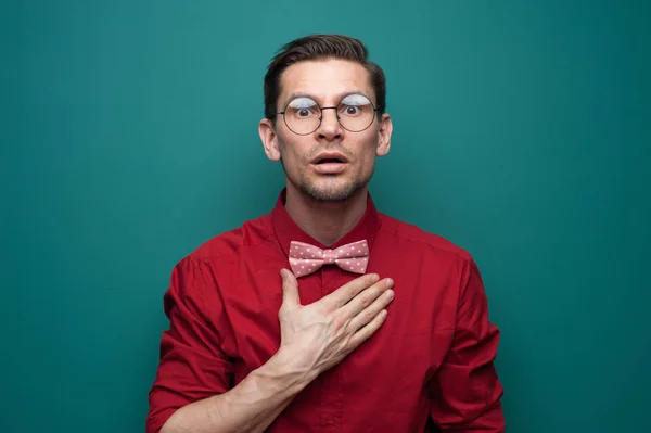 Retrato de un joven agradecido con gafas — Foto de Stock