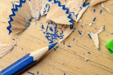 Parlak mavi kalemin yakın çekim sadece keskinleştirilmiş