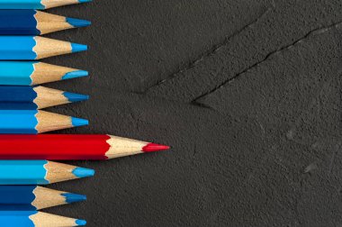 Kırmızı bir kalemin yakın çekimi biraz daha yüksek