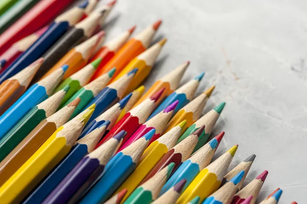 Primer plano de lápices afilados de colores — Foto de Stock