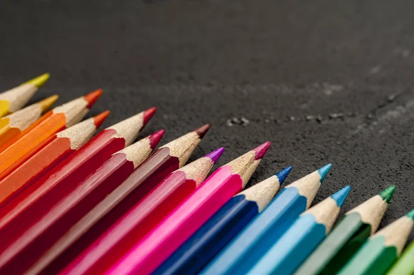 Närbild av färgade slipade blyertspennor — Stockfoto