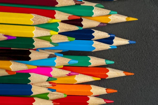 Close-up af farvede blyanter med blyant - Stock-foto