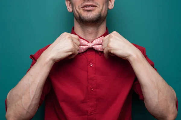 Κοντινό στα χέρια ενός νεαρού άντρα με κόκκινο πουκάμισο — Φωτογραφία Αρχείου