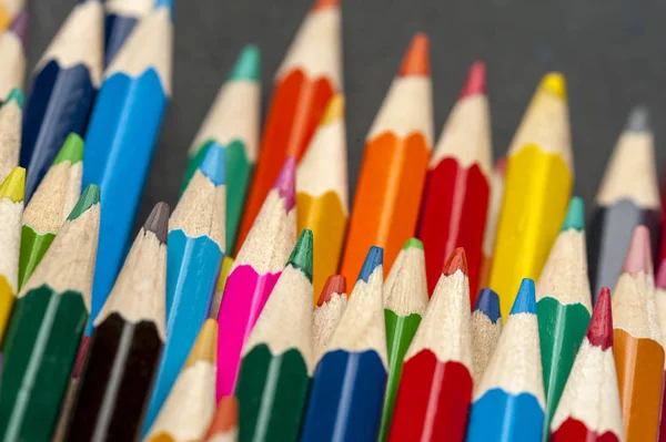 Close-up af farvede blyanter med blyant - Stock-foto