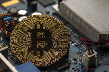 Dijital kripto para birimi. Altın bitcoin bilgisayar donanımı üzerinde yalan.