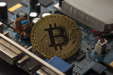 Dijital kripto para birimi. Altın bitcoin bilgisayar donanımı üzerinde yalan.