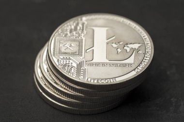 Bir grup gümüş litecoin sikke, yakın çekim. Kripto para kavramı, e-bankacılık.