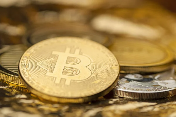 Moneda criptográfica digital. Fondo de bitcoins oro . — Foto de Stock
