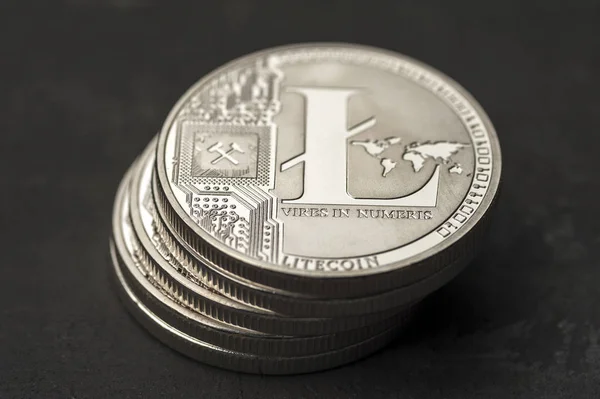 Groupe de pièces de litecoin en argent, gros plan. Concept de crypto-monnaie, e-banking . — Photo