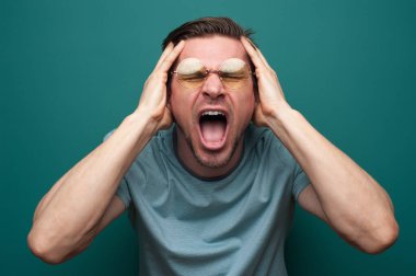 Gözlüklü kızgın bir gencin portresi