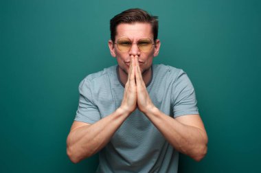 Olumlu ifade genç adamın yakın çekim portresi