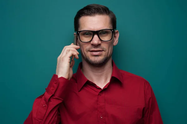 Retrato de un joven positivo en gafas con teléfono — Foto de Stock