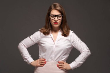 Resmi gözlük takan, kendine güveni tam bir kadın.