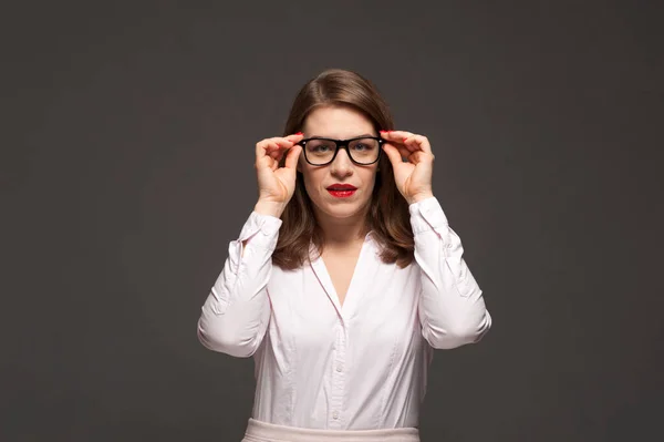 Ładna biurowa kobieta w okularach — Zdjęcie stockowe