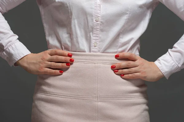 Primer plano - mujer de oficina vestida con ropa formal sosteniendo sus manos en las caderas — Foto de Stock