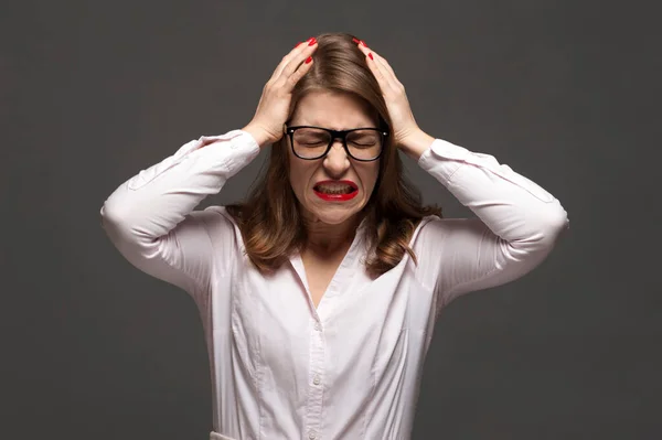 Stresszes frusztrált nő fogja a kezét a fején.. — Stock Fotó