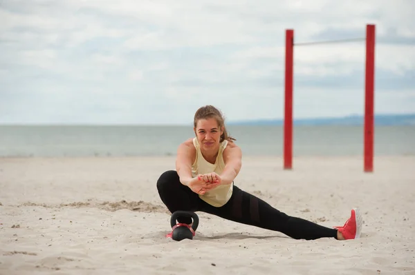 Female athlete warming up before kettlebell training. — Stock Photo, Image