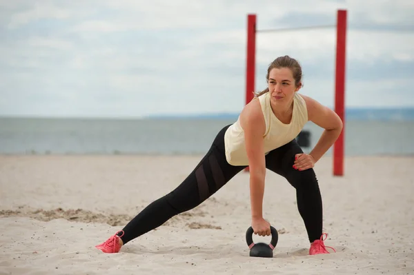 Bayan sporcu kettlebell eğitiminden önce ısınıyor.. — Stok fotoğraf