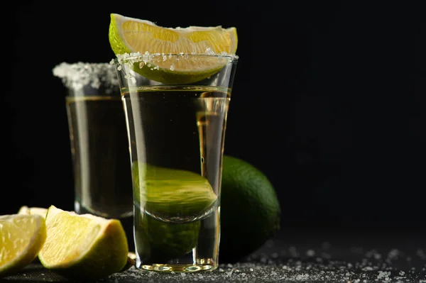 Tequila de oro mexicano con rodajas de lima y sal. —  Fotos de Stock
