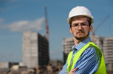 Planlı Yeşil Yelekli Genç Mühendis Portresi